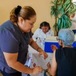 Brigada de vacunación invernal en la Casa Club refuerza la protección de adultos mayores