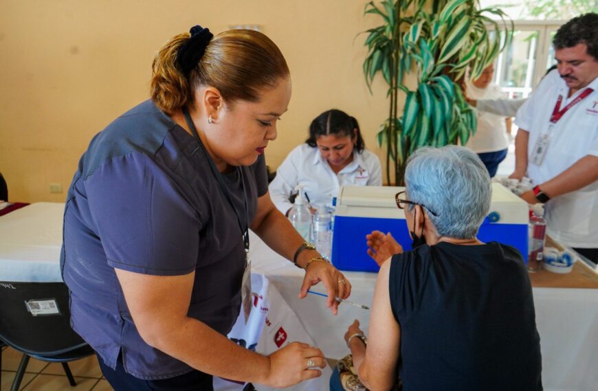 Brigada de vacunación invernal en la Casa Club refuerza la protección de adultos mayores