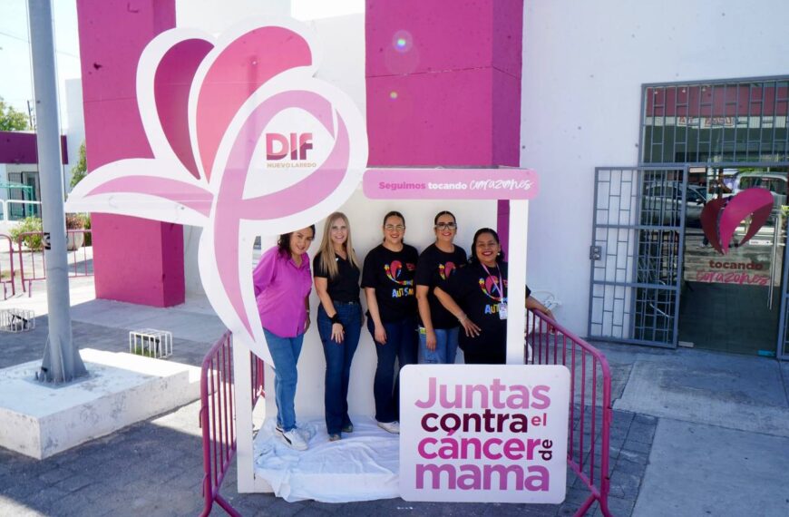 El DIF instala cabina fotográfica y lazos monumentales en el mes de la lucha contra el cáncer de mama