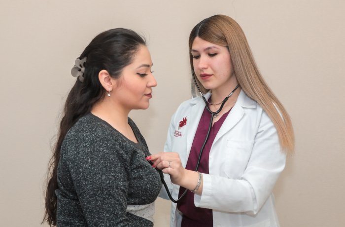Continúa la campaña para detectar a tiempo el cáncer de mama en las Clínicas UNE
