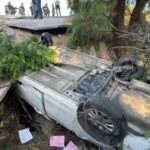 Cae automóvil a barranco en bulevar Colosio y conductora resulta lesionada