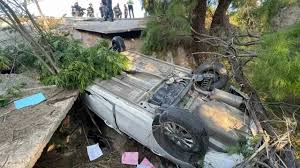 Cae automóvil a barranco en bulevar Colosio y conductora resulta lesionada