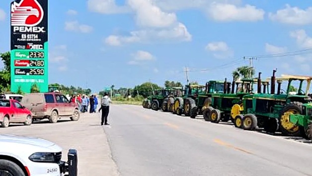 Agricultores bloquean carreteras de Tamaulipas; exigen apoyo por parte del gobierno federal