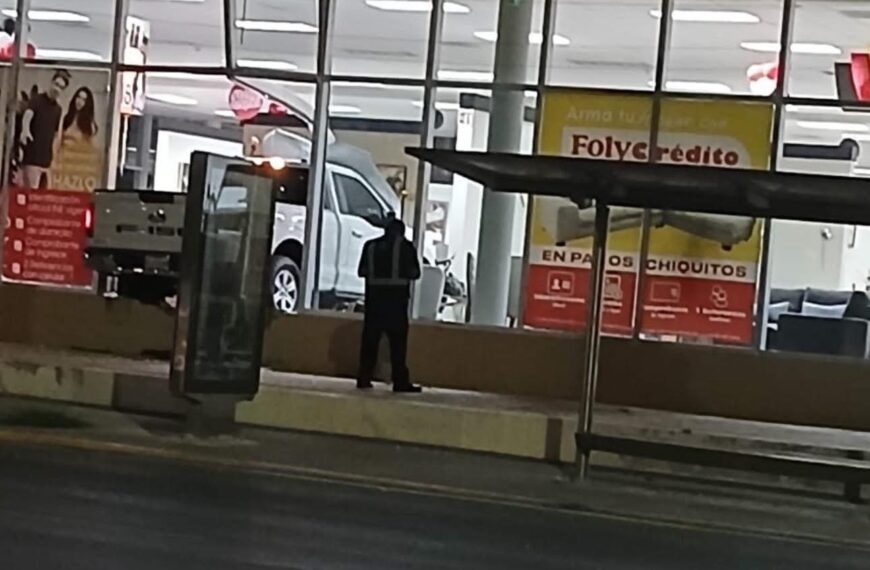 Conductor ebrio estrella su camioneta contra mueblería en la avenida Reforma