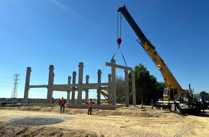 Montaje de columnas de concreto en una Estacin Segura de Tamaulipas durante la fase inicial de obra