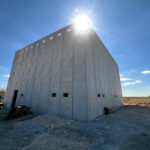 Fachada con muros reforzados de una Estación Segura en la frontera norte de Tamaulipas.