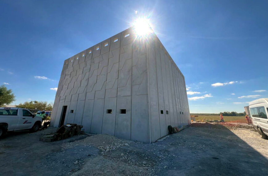 Fachada con muros reforzados de una Estación Segura en la frontera norte de Tamaulipas.