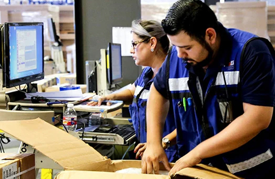 Personal en prcticas de comercio exterior revisa mercancas en zona aduanera ejemplo del trabajo que realizan los egresados de la Universidad Tecnolgica de Nuevo Laredo