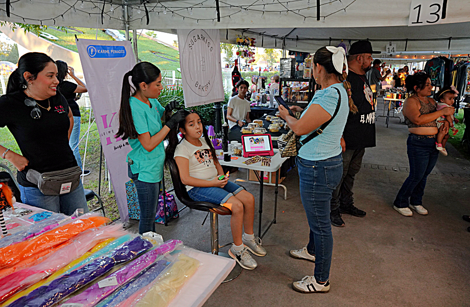 Familias neolaredenses disfrutan del Bazar Revolucionario en el Parque Mendoza con emprendedores locales