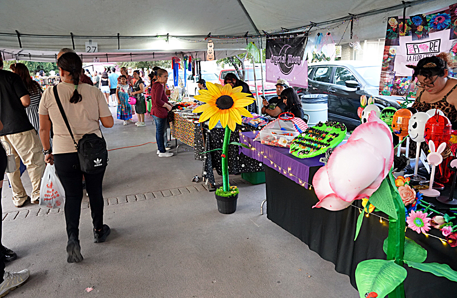 Emprendedores exponen productos artesanales y decoraciones en el Bazar Revolucionario del Parque Mendoza