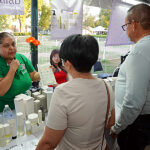 Productora local ofrece artículos de belleza en el Bazar Revolucionario del Parque Mendoza en Nuevo Laredo.