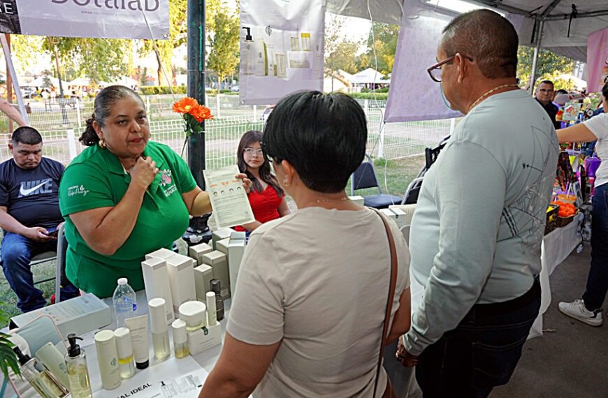 Productora local ofrece artículos de belleza en el Bazar Revolucionario del Parque Mendoza en Nuevo Laredo.