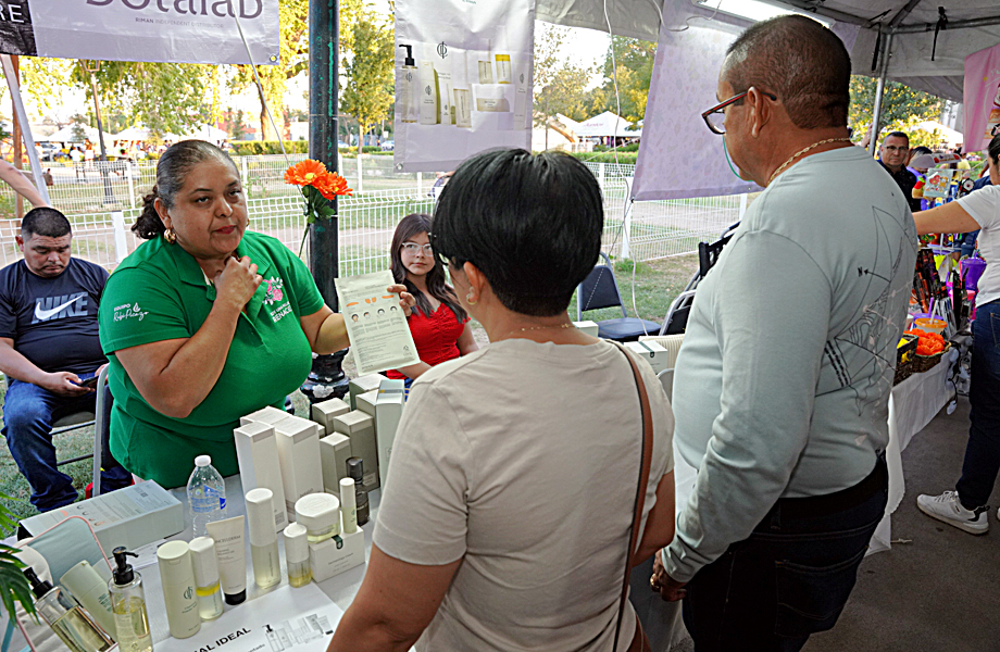 Productora local ofrece artículos de belleza en el Bazar Revolucionario del Parque Mendoza en Nuevo Laredo.