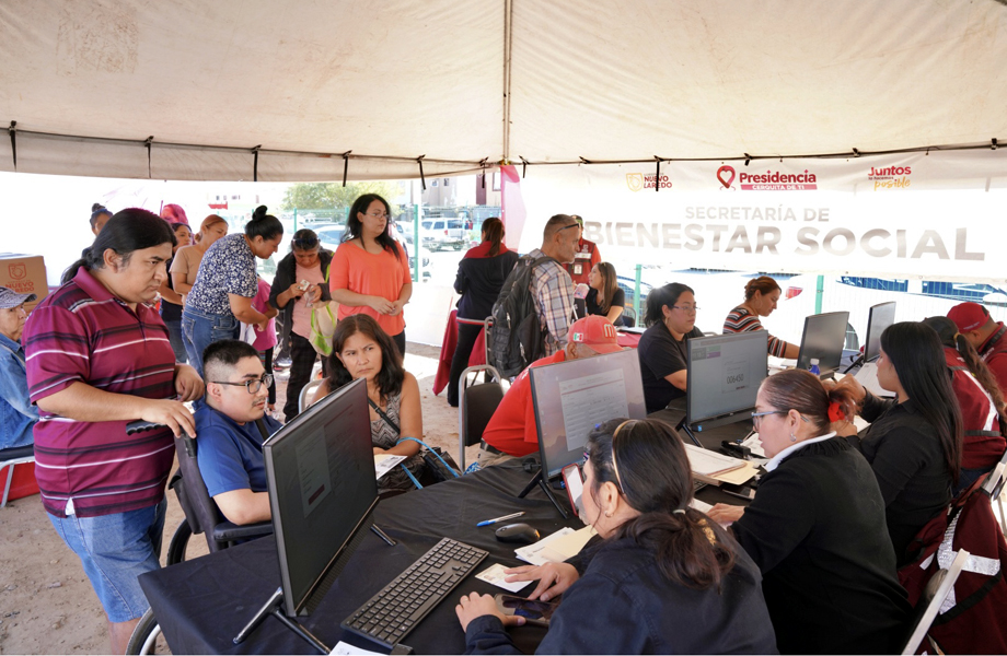 Personal de Bienestar Social atiende a ciudadanos en computadoras durante la jornada Presidencia Cerquita de Ti en la colonia Los Olivos