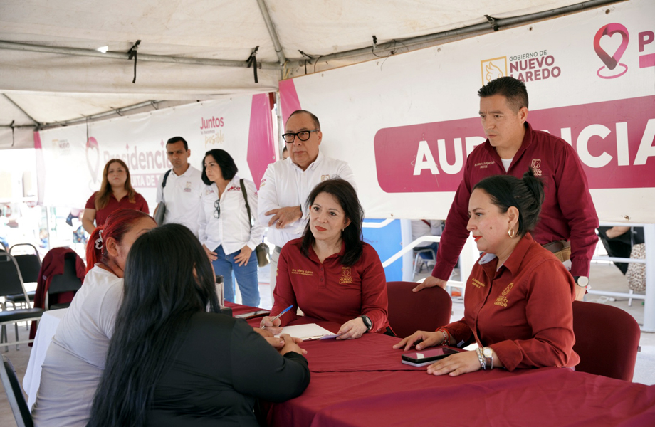 Funcionarias municipales atienden solicitudes de vecinas en la mesa de audiencias ciudadanas