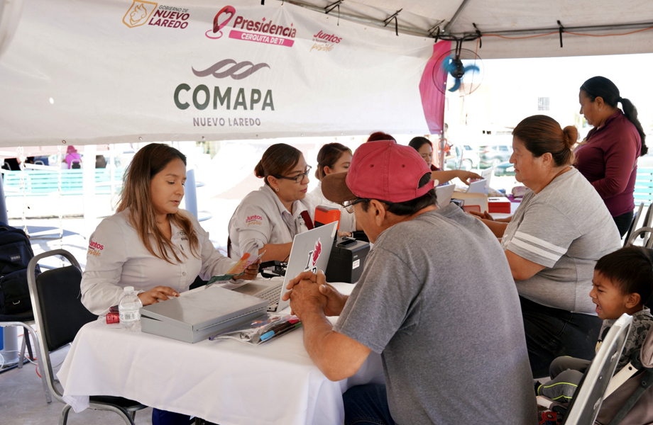 Personal de COMAPA ofrece orientacin y atencin de trmites a familias durante el programa Presidencia Cerquita de Ti
