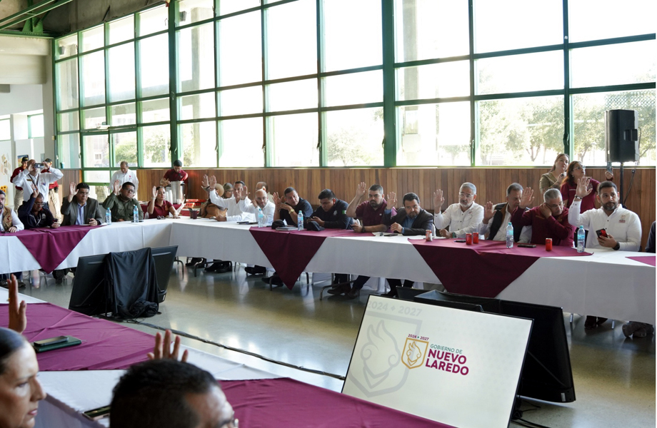 Integrantes del Consejo Municipal de Proteccin Civil levantan la mano durante la aprobacin de acuerdos en sesin ordinaria