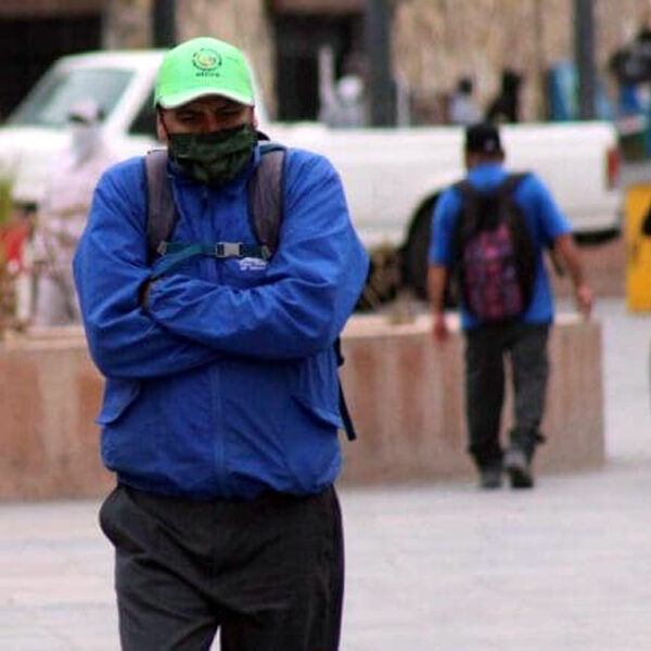 Persona abrigada caminando en la calle durante clima frío en Nuevo Laredo, en el contexto de los frentes fríos y ondas gélidas pronosticados.