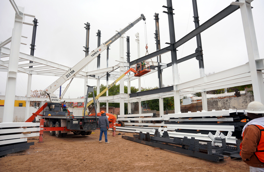 Construcción del Museo de Ciencia y Tecnología en Nuevo Laredo con montaje de estructura metálica y trabajadores en obra.