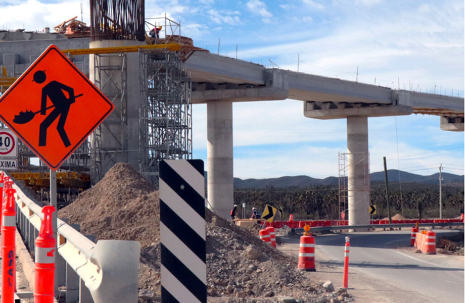 Construccin de puente elevado en la Carretera Interserrana con maquinaria sealizacin y columnas de concreto en obra
