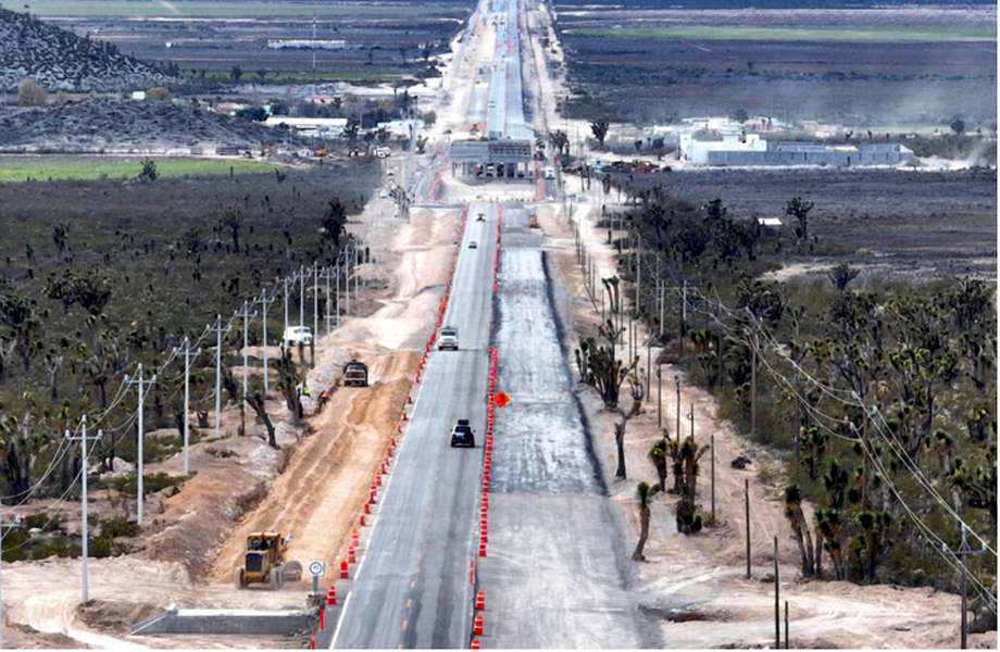 Tramo en construccin de la Carretera Interserrana con maquinaria pavimentacin y trfico controlado