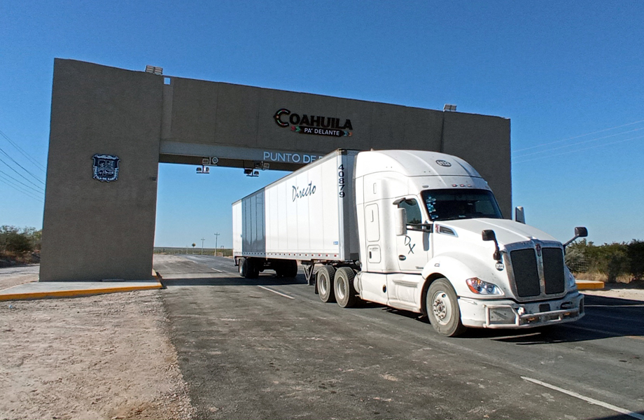 Triler pasando por arco de seguridad con cmaras y sensores en carretera de Coahuila
