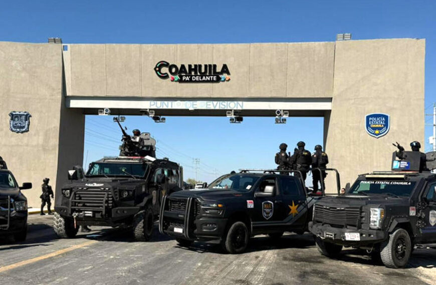 Unidades tácticas de la Policía Estatal bajo arco carretero con cámaras de vigilancia en Coahuila.