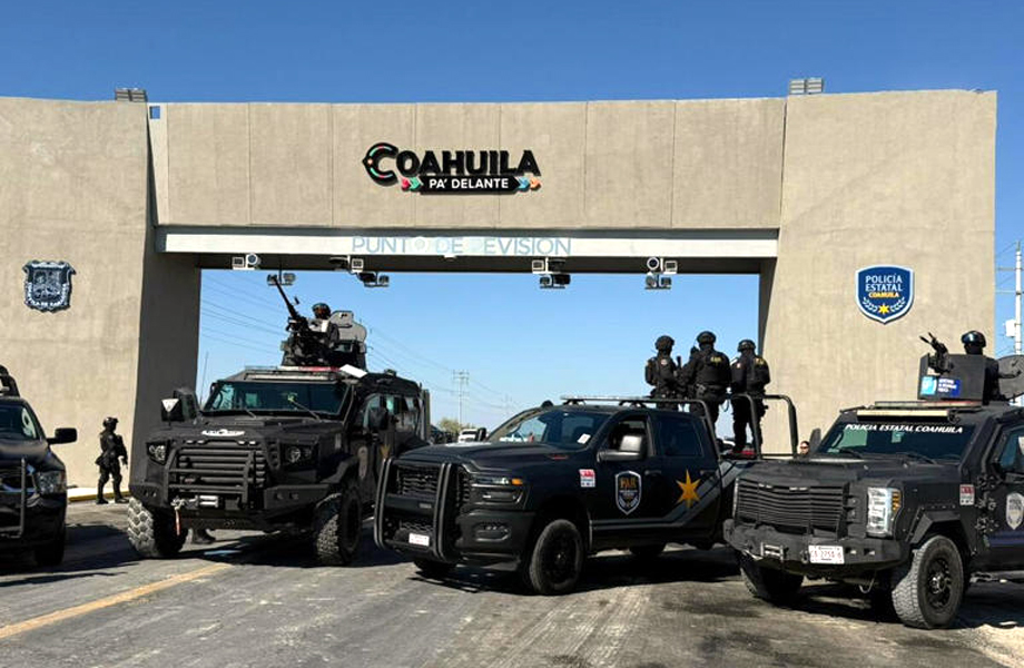 Unidades tácticas de la Policía Estatal bajo arco carretero con cámaras de vigilancia en Coahuila.