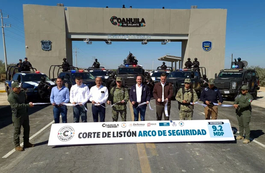 Corte de listn del arco de seguridad carretero en Hidalgo Coahuila con vehculos policiales en exhibicin