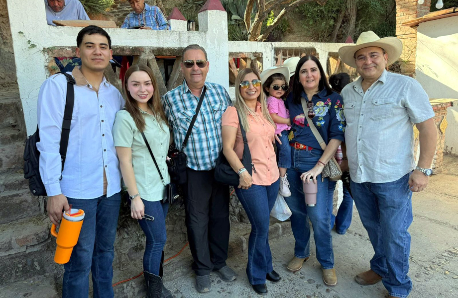 Personas posan juntas en la entrada del Cortijo La Herradura durante el aniversario de la FCACS