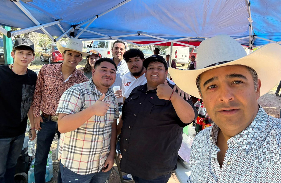 Asistentes del festival posando bajo una carpa durante la celebracin del 69 aniversario de la FCACS