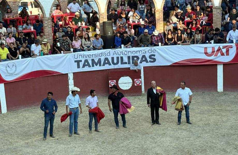 Participantes en el ruedo con capotes durante la toreada del aniversario de la FCACS