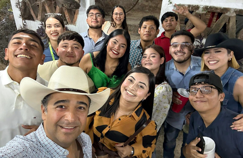 Grupo de jvenes tomndose una selfie en el Festival de Aniversario de la FCACS