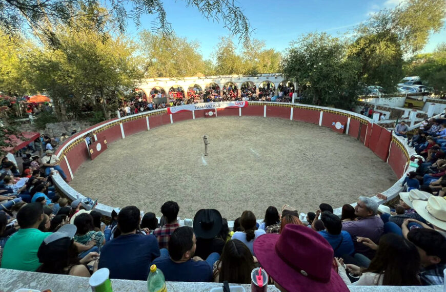 Panorámica del Cortijo La Herradura con público reunido durante el festival de la FCACS.