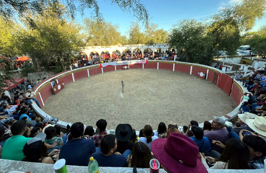 Panorámica del Cortijo La Herradura con público reunido durante el festival de la FCACS.