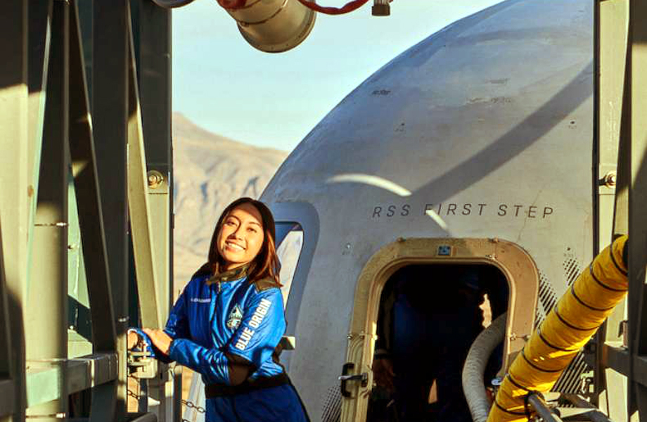 Katya Echazarreta junto a la cpsula RSS First Step en la plataforma de lanzamiento previo al vuelo espacial