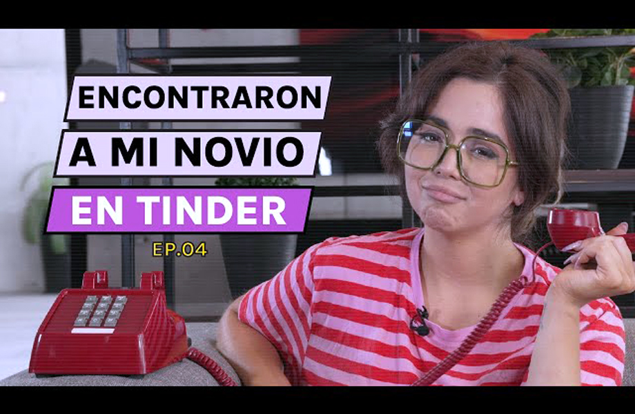 Mujer joven con lentes grandes y camiseta a rayas sosteniendo un telfono rojo en miniatura de video con el texto Encontraron a mi novio en Tinder EP04