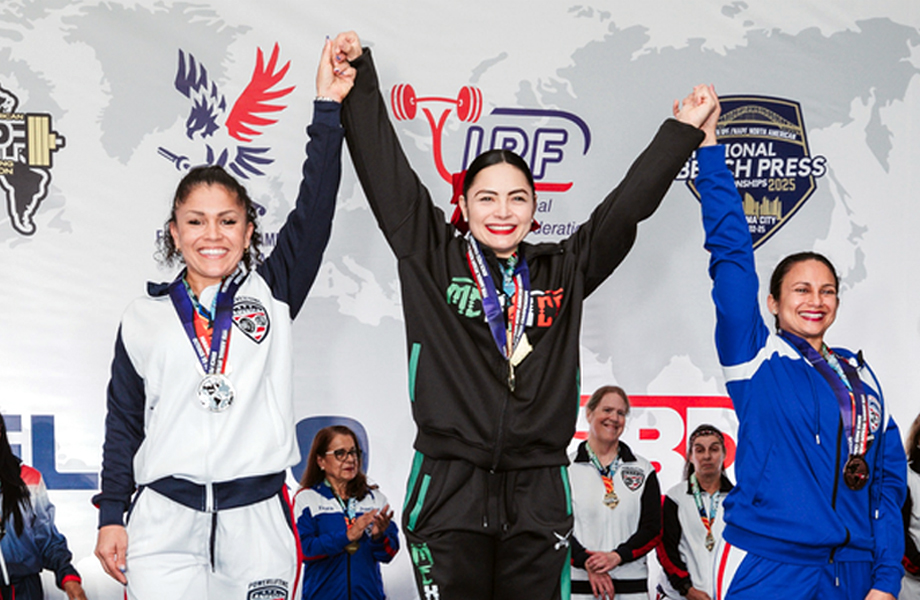 Atleta en primer lugar celebrando en el podio durante campeonato internacional de press de banca