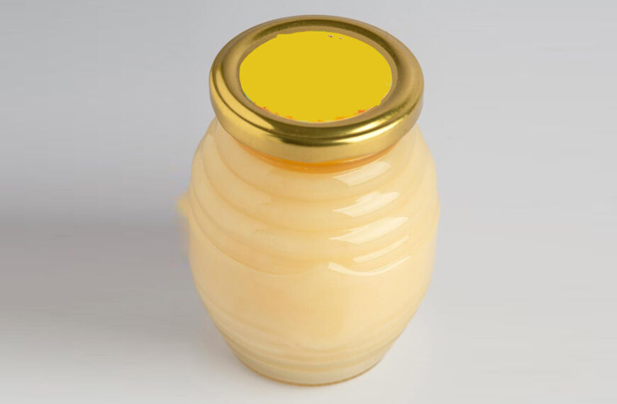 Un frasco de miel de mezquite 100% natural, un producto característico del norte de México por su sabor suave y notas florales provenientes del árbol de mezquite.