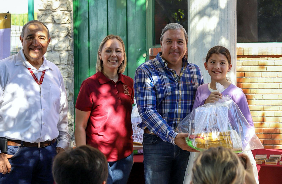 El director de Desarrollo Rural Rubn Adrin Gonzlez Villarreal junto a personal municipal entregan un paquete apcola a una nia participante durante la ceremonia realizada en la Casa de la Cultura Polivalente