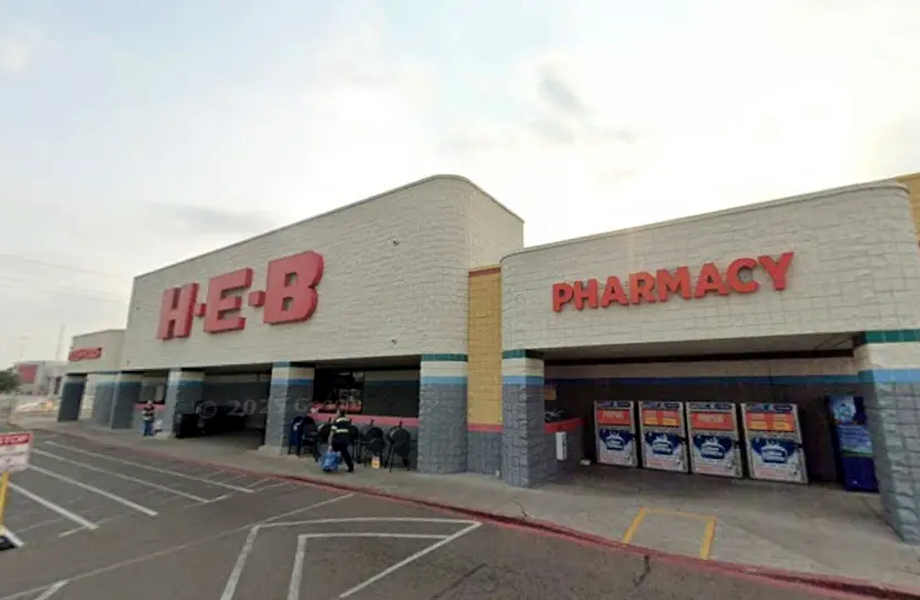 Fachada del supermercado H-E-B ubicado en West Del Mar Blvd con entrada principal y letreros visibles