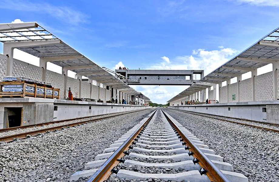 Vista frontal de una estación ferroviaria en construcción con vías nuevas y estructuras laterales en obra, representando el tipo de trabajos para los que Grupo Carso iniciará contrataciones.