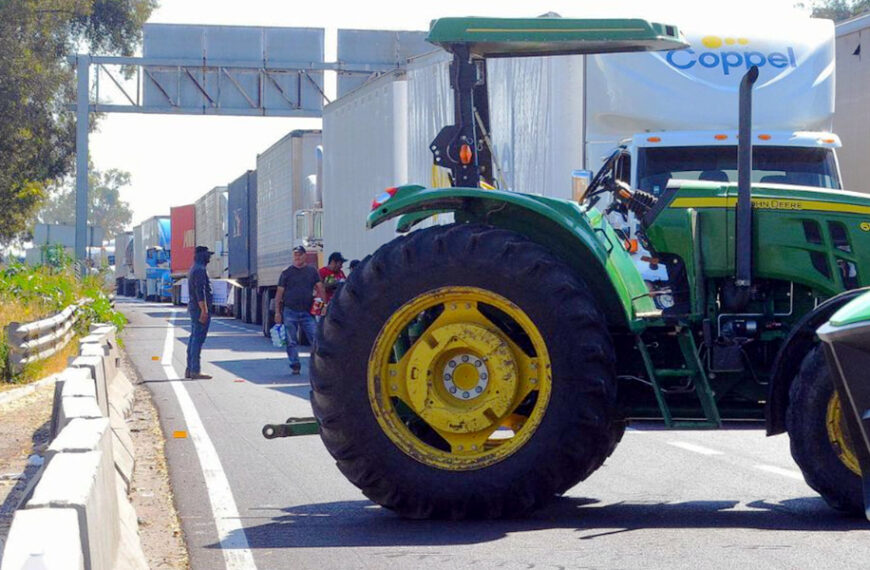 Agricultores detienen el paso de carga con maquinaria agrícola como parte del paro nacional previsto para el 24 de noviembre.
