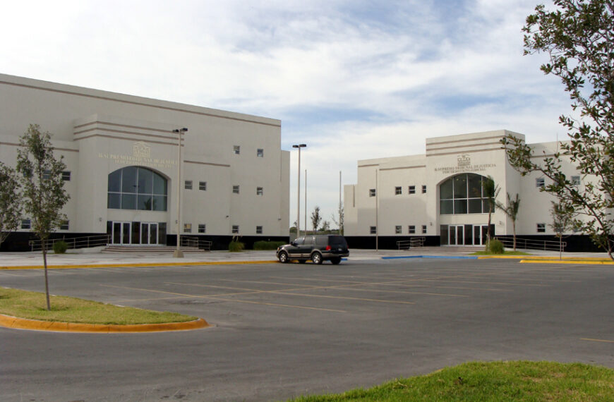 Exterior del Palacio de Justicia de Nuevo Laredo, donde operaba el Juzgado Especializado en Justicia para Adolescentes antes de su cierre.