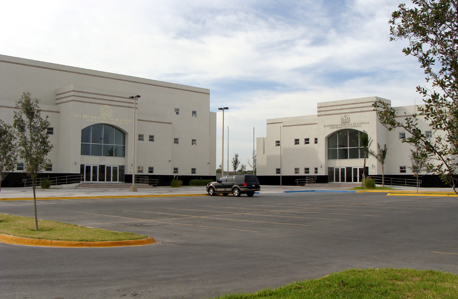 Exterior del Palacio de Justicia de Nuevo Laredo, donde operaba el Juzgado Especializado en Justicia para Adolescentes antes de su cierre.