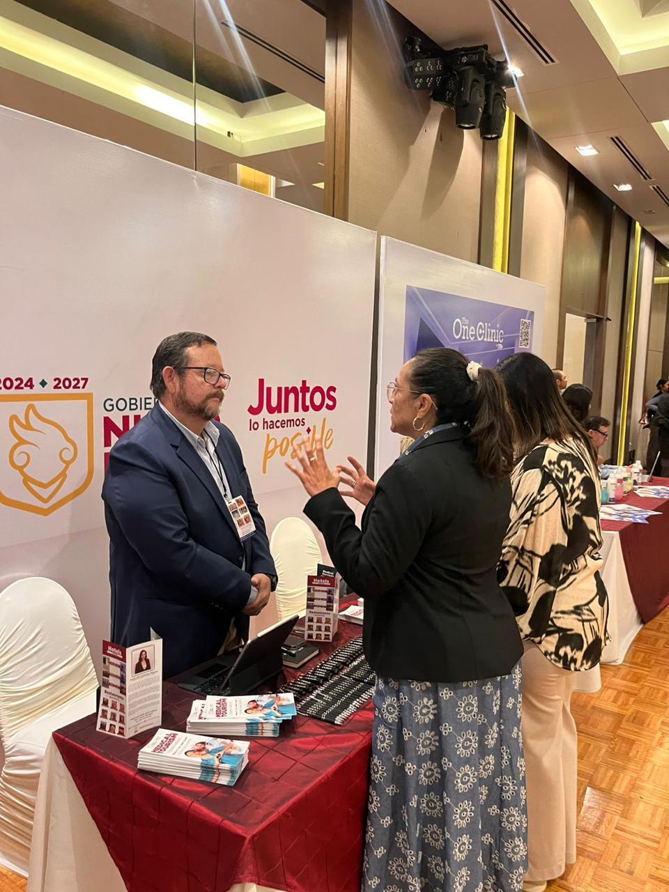 Personal de Turismo de Nuevo Laredo dialoga con asistentes durante el Congreso Internacional de Turismo Mdico en Ciudad Jurez