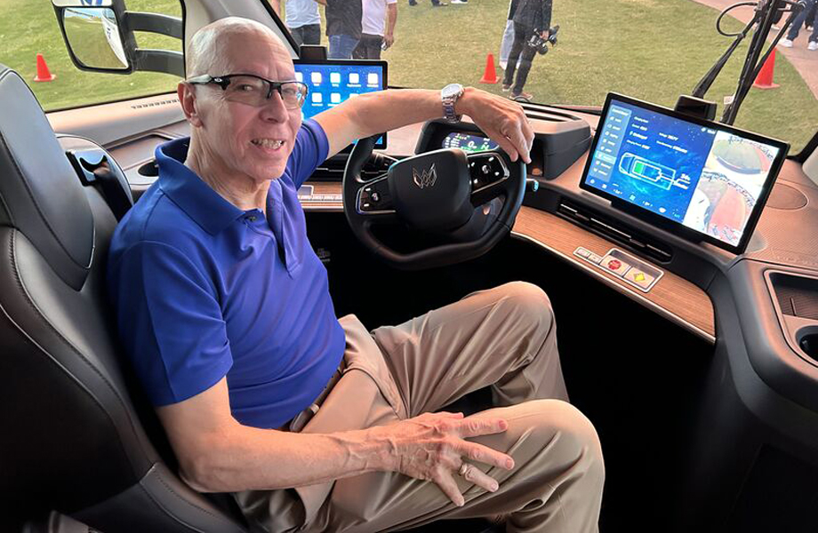 Operador dentro del camin elctrico Windrose R700 con paneles digitales activados