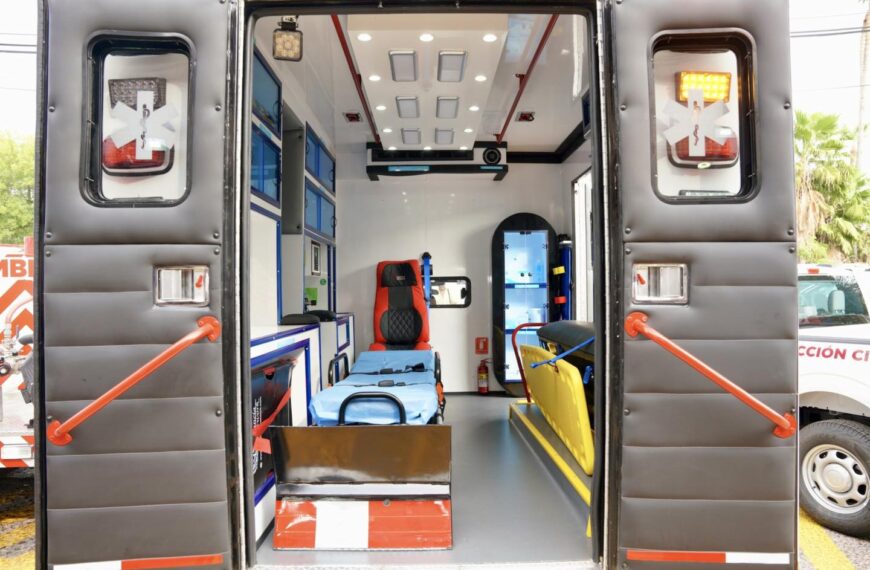 Interior de ambulancia Tipo I equipada con camilla, asientos ergonómicos y equipo médico avanzado en Nuevo Laredo.