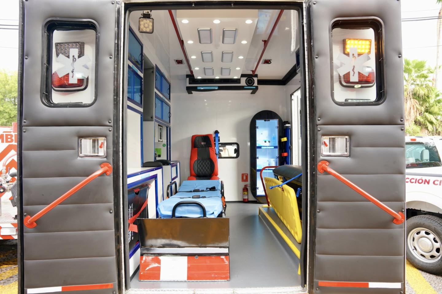 Interior de ambulancia Tipo I equipada con camilla, asientos ergonómicos y equipo médico avanzado en Nuevo Laredo.