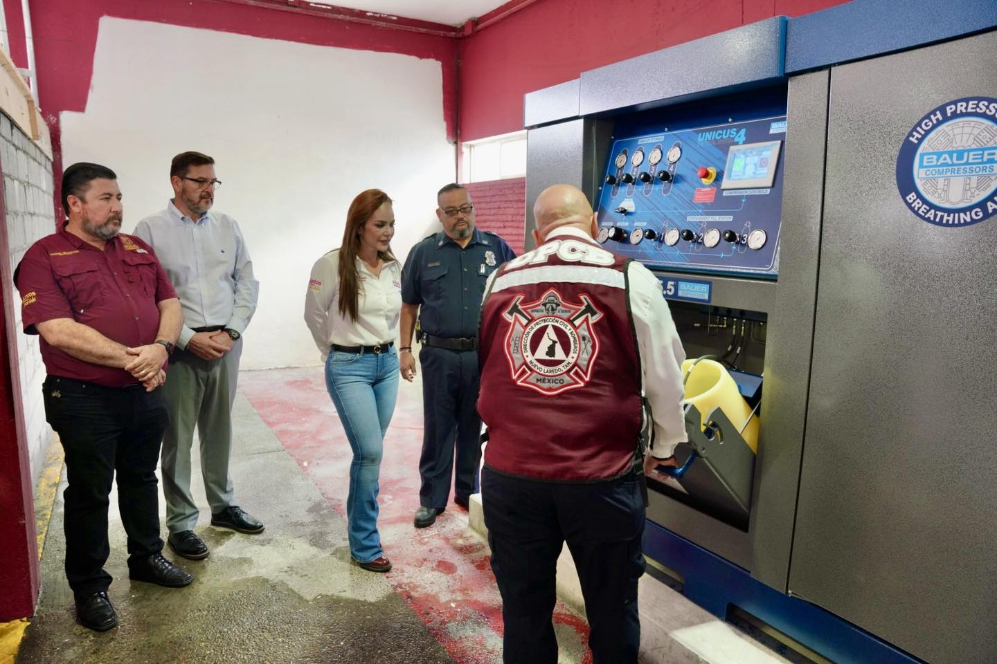 Personal de Bomberos muestra la nueva estacin de recarga de aire para equipos de respiracin nica en la regin